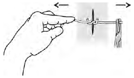 الشكل 4ز تكون العُقدة الأولى مسطحة. يتم تمرير العُقدة باتجاه الجرح باستخدام اليد الممسكة بالطرف الحر بينما يتم مسك الطرف الآخر بممساك الإبرة. شد العُقدة بإحكام دون التسبب في نقص تروية النسيج