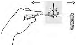 الشكل 4ز تكون العُقدة الأولى مسطحة. يتم تمرير العُقدة باتجاه الجرح باستخدام اليد الممسكة بالطرف الحر بينما يتم مسك الطرف الآخر بممساك الإبرة. شد العُقدة بإحكام دون التسبب في نقص تروية النسيج